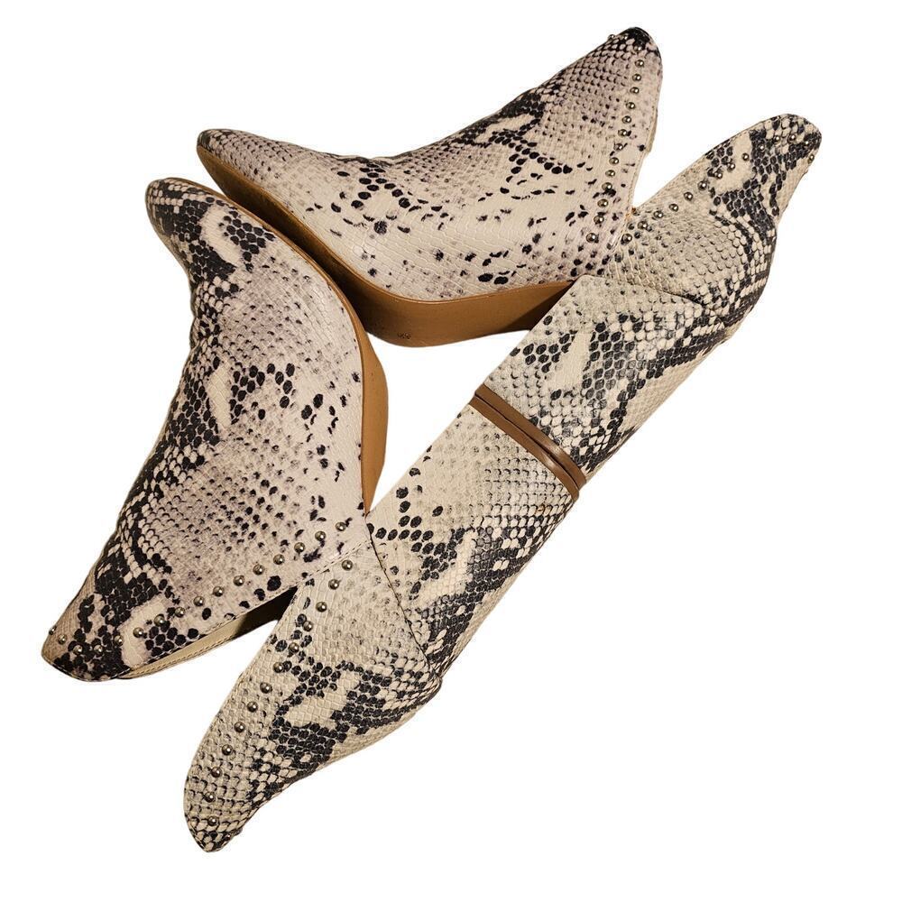 Steve Madden Rockstar SnakeSkin Ankle boots. 9M. Studded accents. Stylish.Unique